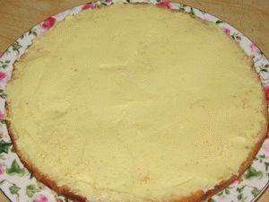 первый слой торта Нежность смазать масляным кремом